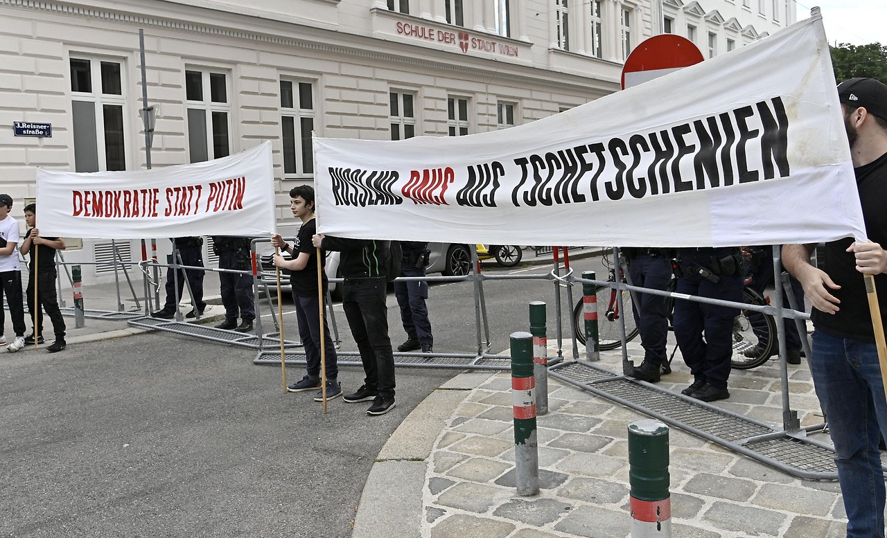 Gerasdorf: Tschetschenen-Demo gegen Russland - wien.ORF.at