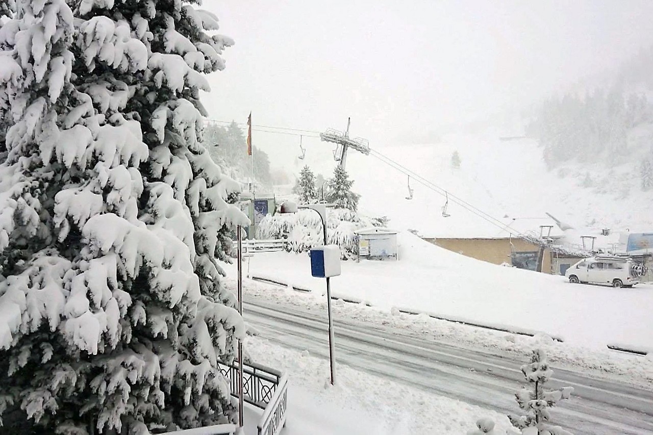 Verschneite Straße in Obertauern