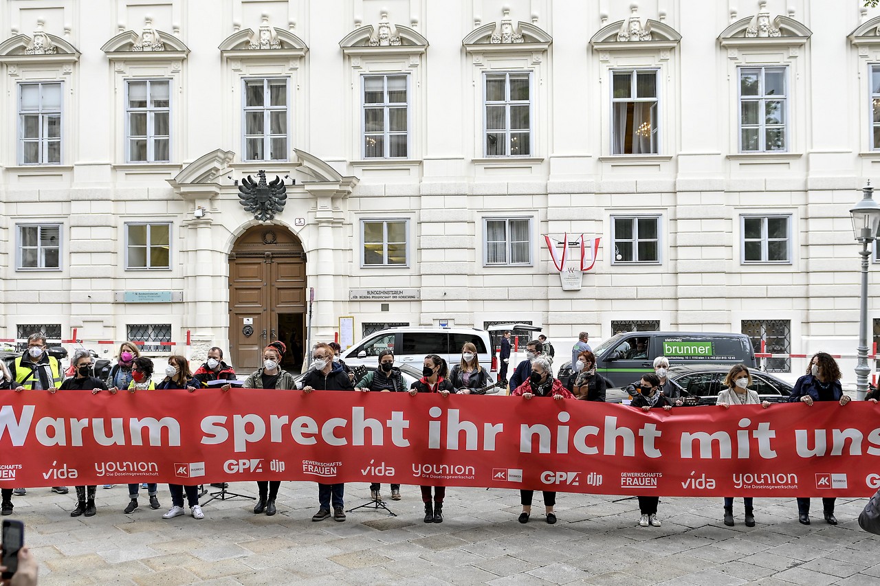 Kundgebung „Kindergarten-Personal singt Minister Faßmann ein Lied“, Banner mit Aufschrift: „Warum sprecht ihr nicht mit uns?“