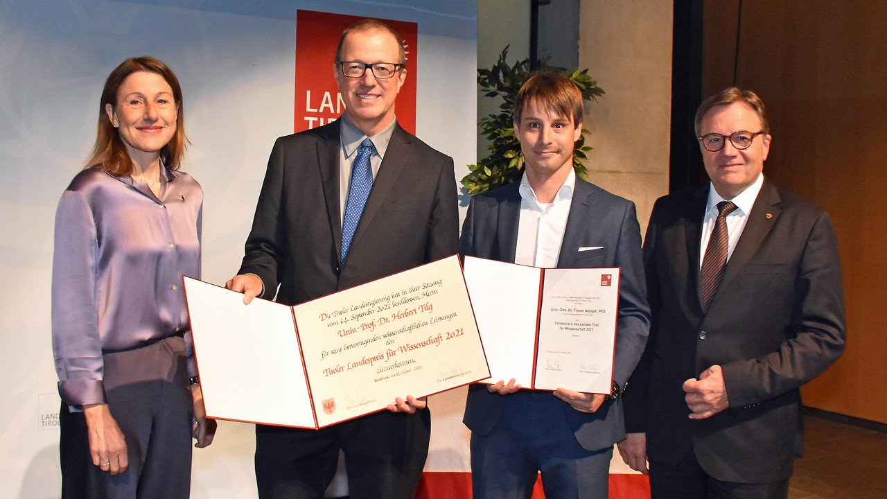 From left to right: State Councilor for Science Annette Leja (ÖVP), the winner of the State Prize for Science Herbert Tilg, Timon Adolph, who was awarded the Prize for Science, and LH Günther Platter (ÖVP) at the handover of the awards. 