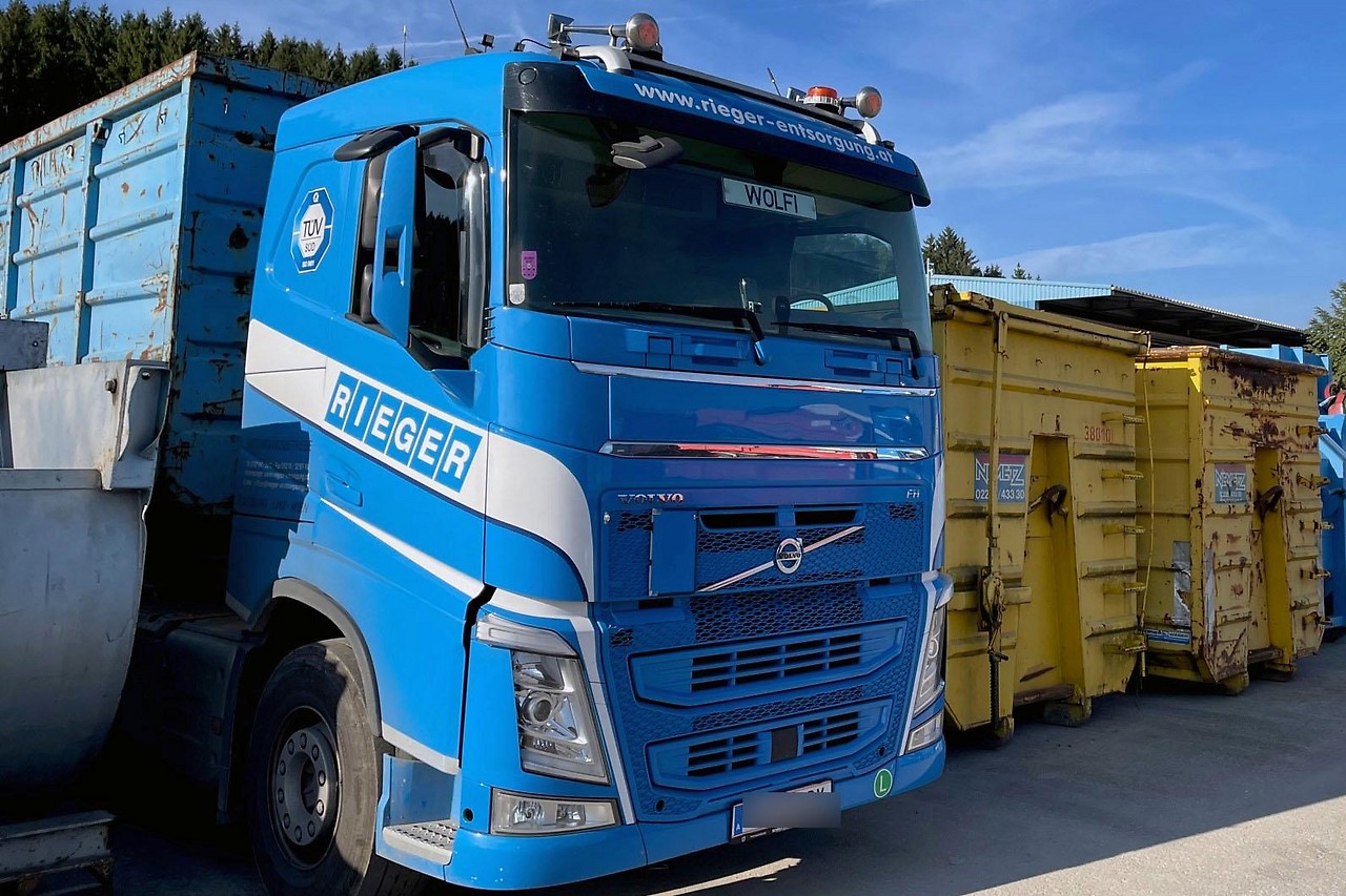 Camiones estacionados en la empresa de eliminación de residuos Rieger en Neumarkt am Wallersee