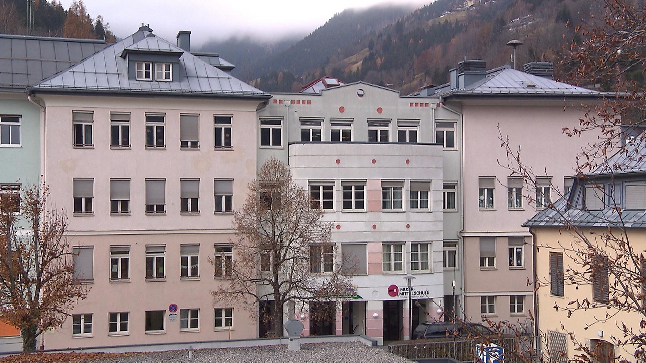 In Zell am See (Pinzgau) the decision to build a new elementary and middle school was made in the architectural competition.  A Viennese architecture firm has its first price mistakes with its plans. 