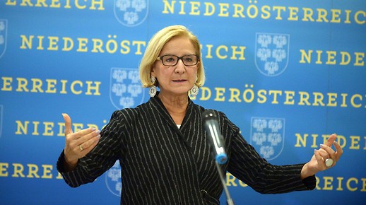 Landeshauptfrau Johanna Mikl-Leitner bei einem Pressestatement zur Kinder-Impflinie in Tulln