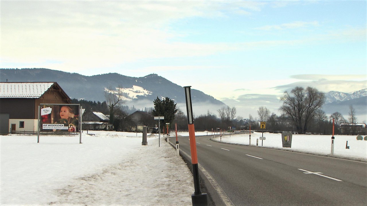 A road - the state border - between Mondsee and Thalgau. 