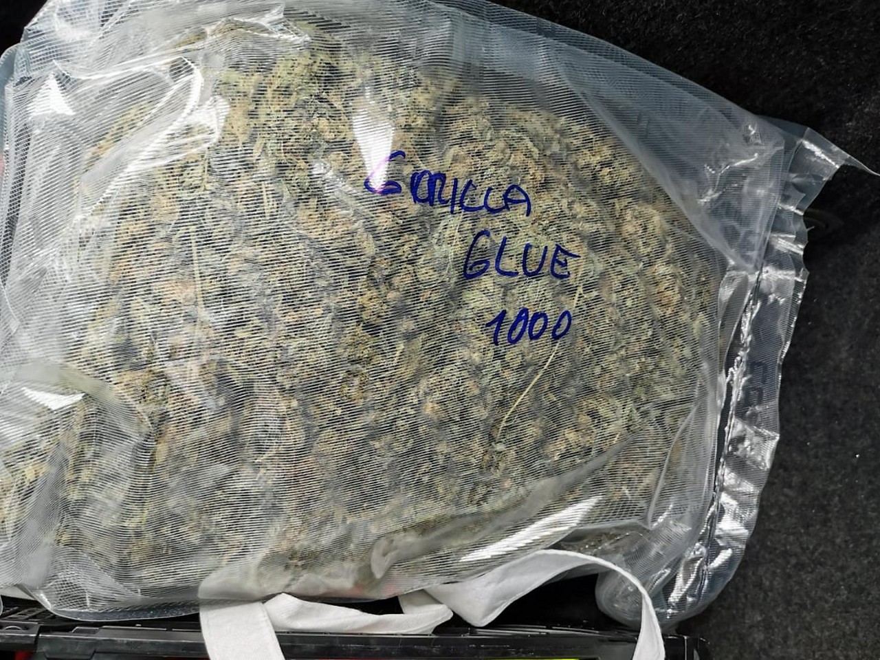 In Salzburg, the police have uncovered another drug ring.  In total, about 132 kilograms of marijuana and other substances are involved.  The main perpetrators are two Syrians aged 23 and 27.  They ran a hairdressing salon and a fruit and vegetable store.  So far, nine suspects have been arrested, and a total of 17 young men are said to belong to the gang. 