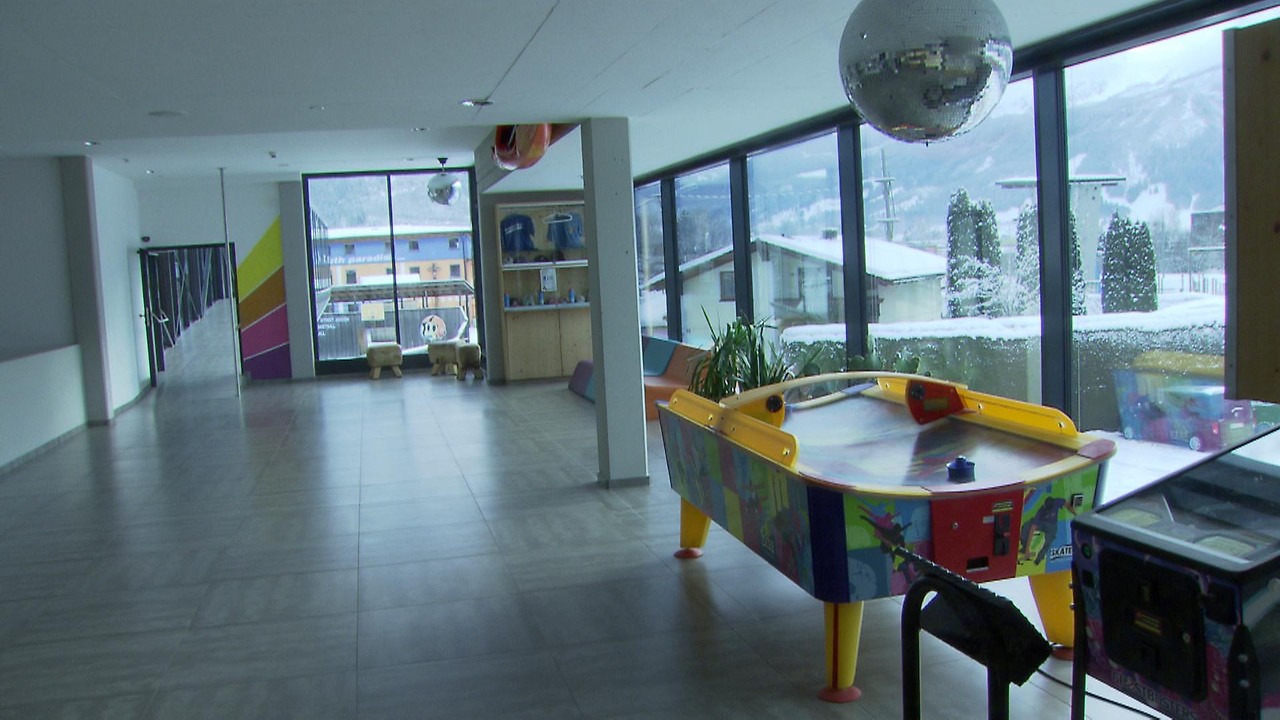 The youth hostel in Zell am See is empty because no school ski courses are allowed to take place.