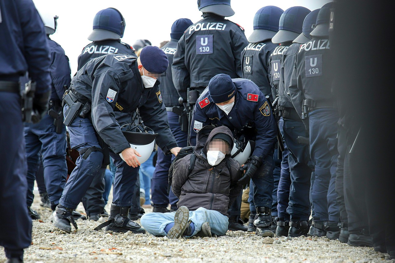 Polizisten nehmen Aktivisten fest