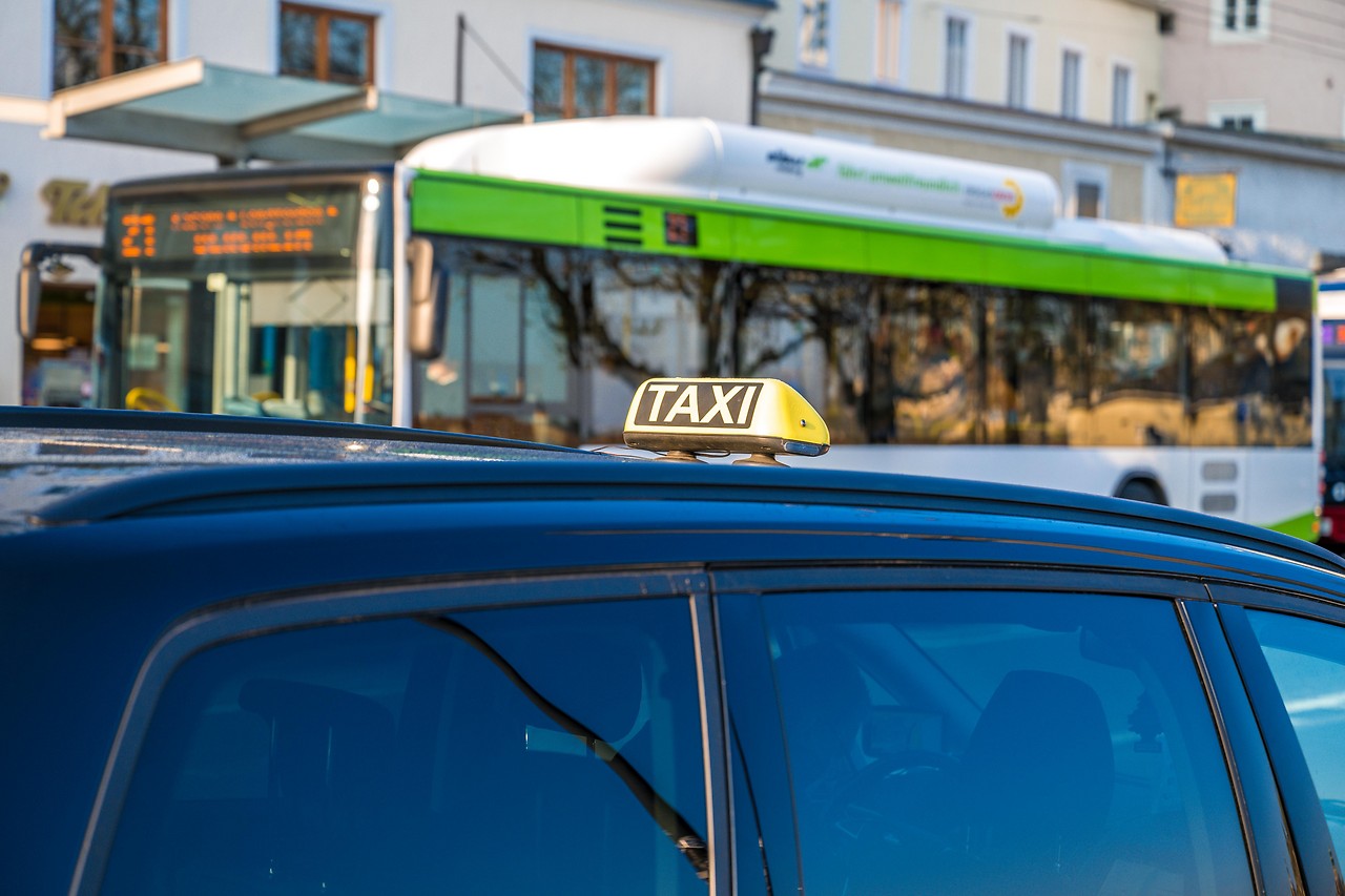 Taxi und Linienbus