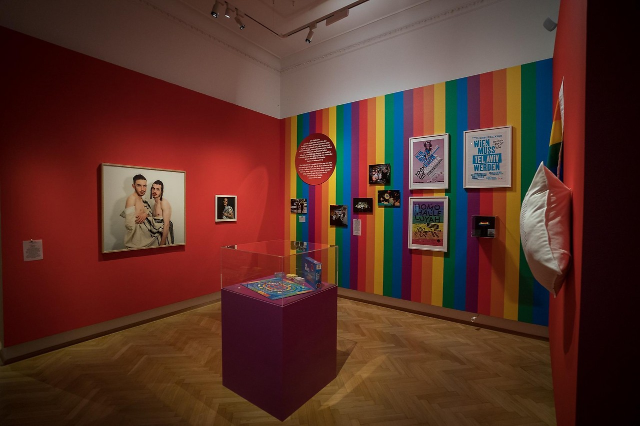 Ein Ausstellungsraum im jüdischen Museum zu Homosexualität im Judentum