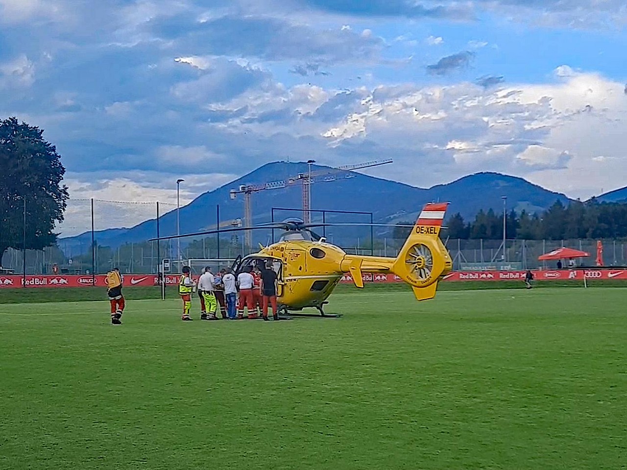 In Anif (Flachgau), a football game on Friday evening had to be canceled due to a serious accident.  A spectator fell about four meters from a grandstand and suffered serious head injuries – during a friendly between the Salzburg “bulls” and CSKA Sofia from Bulgaria.