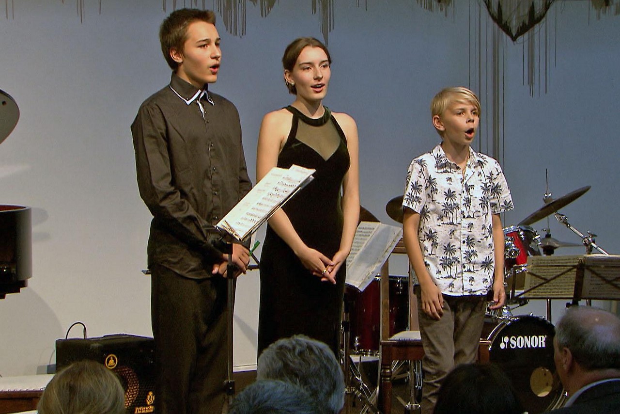 Darius, Cosima and Emilian Schmid sing at the concert (from left to right)
