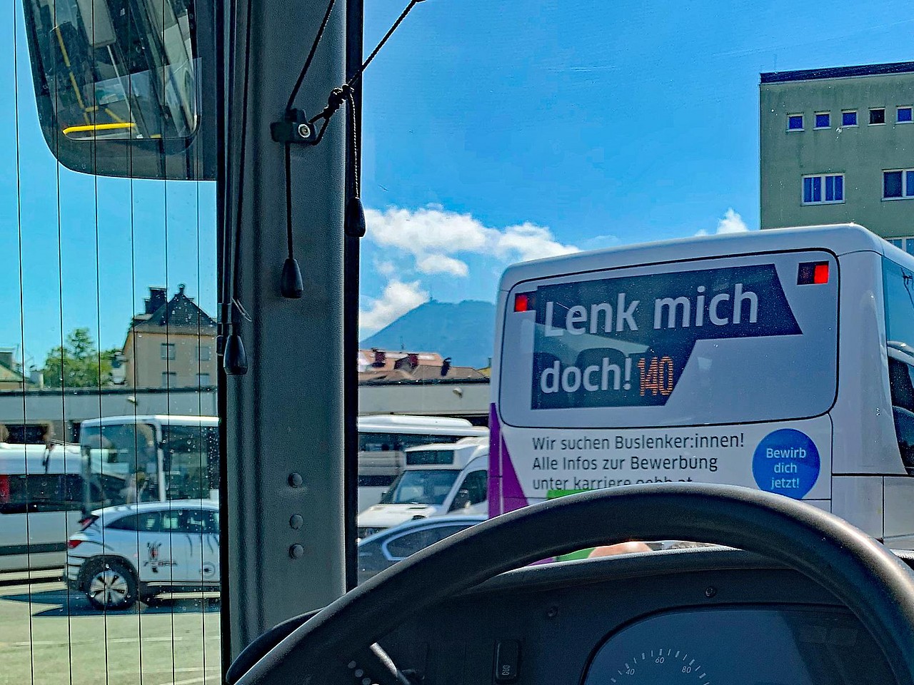What is not yet possible for nursing staff is now being introduced by Postbus when looking for new bus drivers – fully paid training.  The shortage of personnel is now so great that not only the bus company relies on unusual advertising material.  The state of Salzburg and the transport association are also involved.