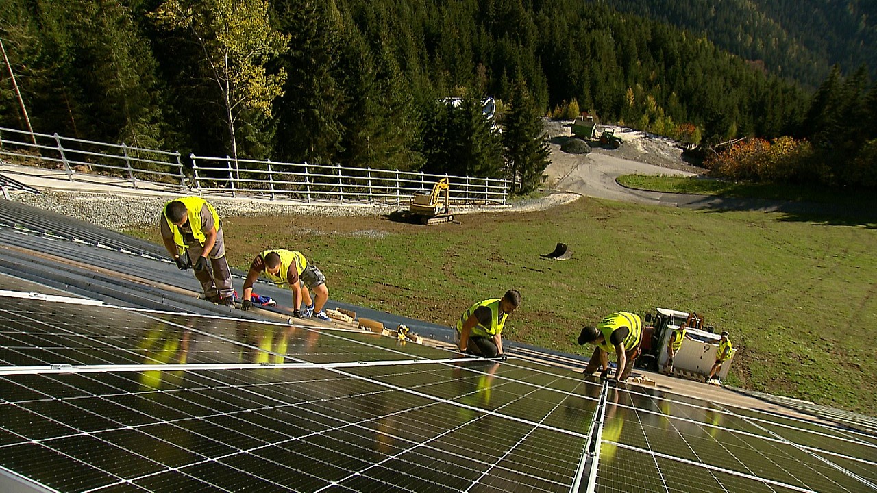 Arbeiter auf der Photovoltaik-Anlage