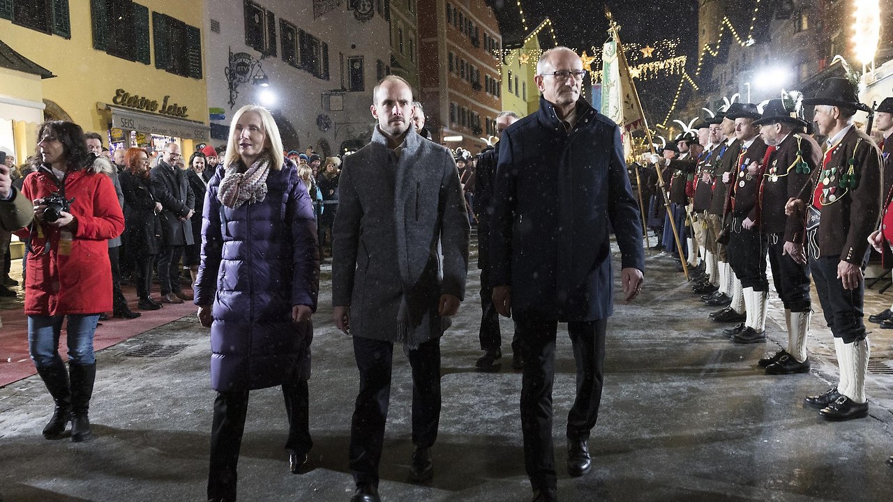 Roswitha Stadlober, Florian Tursky und Anton Mattle schreiten beim Landesüblichen Empfang die Front ab