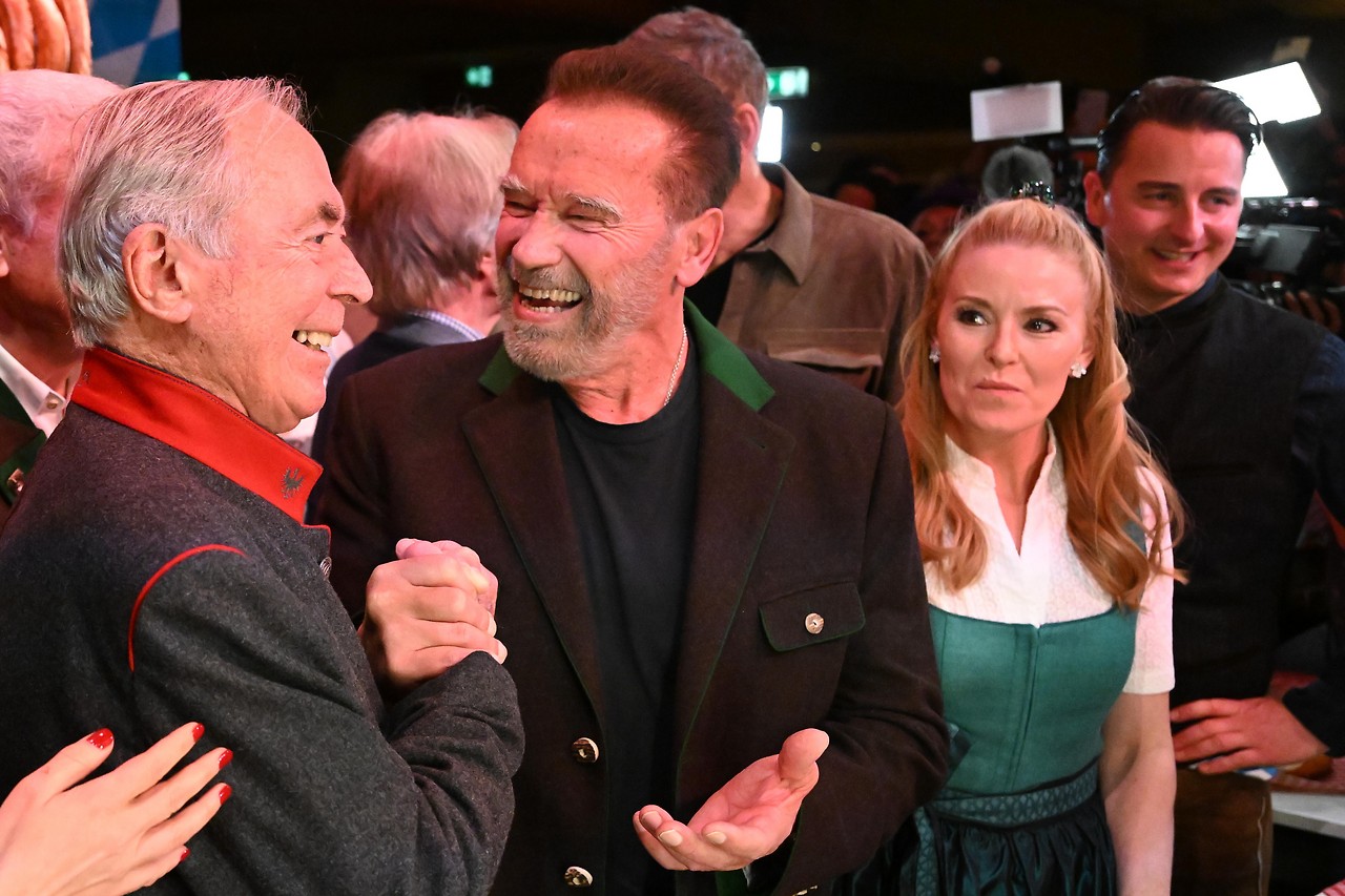 ABD0300_20240119 - GOING - ...USTRIA: Arnold Schwarzenegger (M.), his girlfriend Heather Milligan and skiing legend Karl Schranz (L.) on Friday, January 19, 2024, during the event “31.  at the Biohotel Stanglwirt in Going 