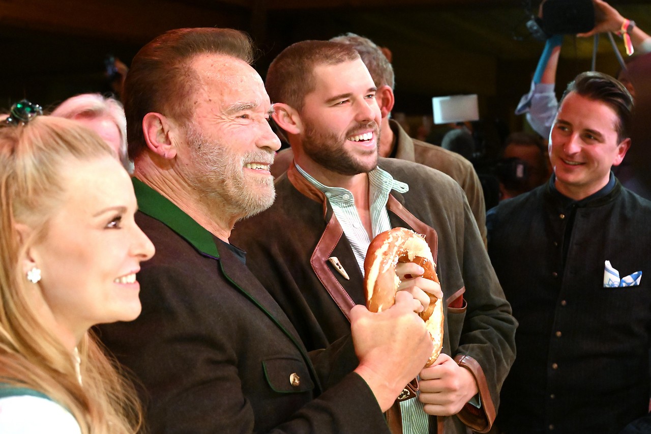 ABD0295_20240119 - GOES - ...USTRIA: Arnold Schwarzenegger (M.) with girlfriend Heather Milligan (L.), son Christopher and Andreas Capalier on Friday, January 19, 2024 during the event “31.  at the Biohotel Stanglwirt in Going 