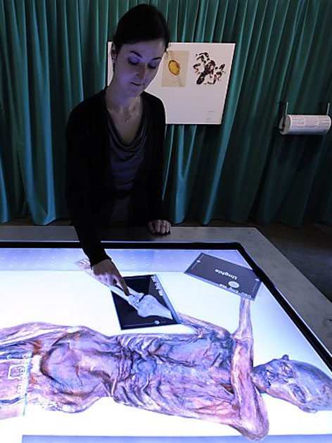 Zuschauerin testet interaktive Ötzi-Darstellung