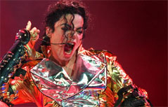 Michael Jackson bei einem Konzert in Prag 1996.