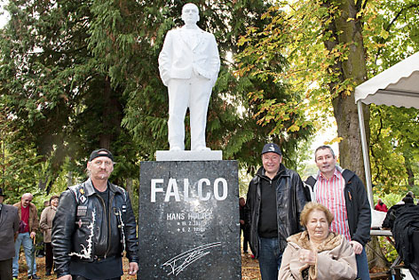 Falco-Statue steht im Kurpark in Gars, rundherum Menschen