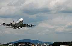 Airbus A380 über Salzburg.