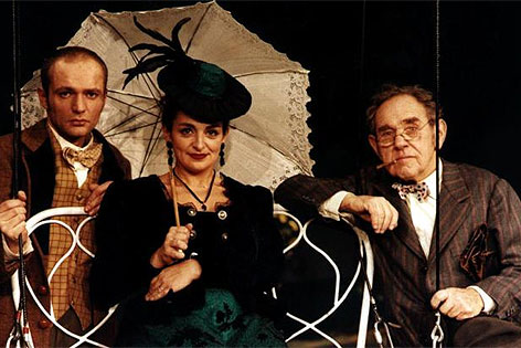 Günther Franzmeier, Viktoria Schubert und Otto Tausig in Johann Nestroy's "Das Mädl aus der Vorstadt" am Wiener Volkstheater