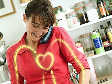Frau mit Handy und gezeichnetem Herz-Kreislaufsystem
