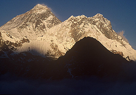 Mount Everest und Lhotse (rechts) und Nuptse (Vordergrund hinten) im Sonnenuntergang, aufgenommen von einem namenlosen 6.000 im Sherpaland Khumbu