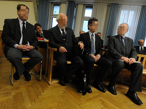 Vier der fünf Angeklagten beim Beginn des Patria-Prozess am Wiener Straflandesgericht