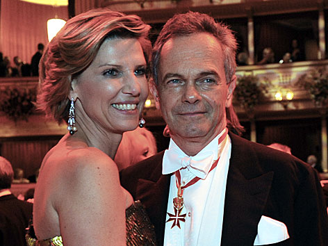 Opernball-Organisatorin Desiree Treichl-Stürgkh und Ehemann Andreas Treichl auf der Tanzfläche am Opernball 2012