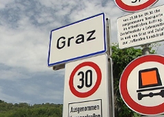 Ortstafel von Graz und andere Straßenschilder