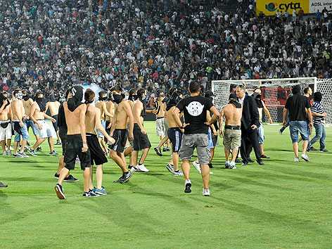 Fans von PAOK Saloniki vor dem Europa League Spiel gegen Rapid auf dem Rasen