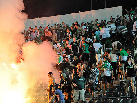 Rapid-Fans mit Leuchtstiften und Feuerwerkskörpern beim Europa League Play Off-Spiel bei PAOK Saloniki