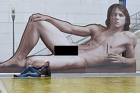 Skulptur zur Ausstellung "Nackter Mann" im Leopold Museum mit schwarzem Balken