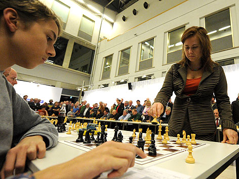 Schach-Großmeisterin Judit Polgar während des Simultan-Schachs gegen 25 Gegner am im Wien Museum