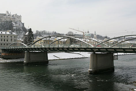 Die Nonntaler Brücke/Karolinenbrücke in der Stadt Salzburg