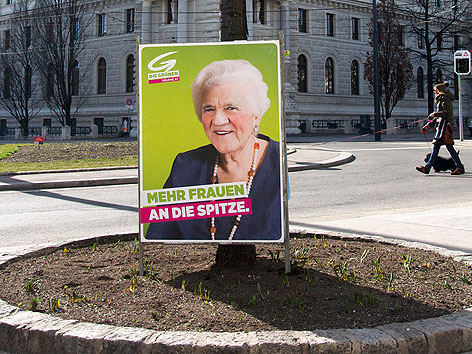 Plakat der Grünen zum Frauentag mit Bild von Frank Stronach als Frau
