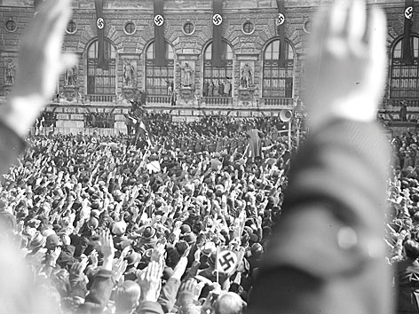 Jubelnde Menge bei der "Anschluss"-Rede Adolf Hitlers am Wiener Heldenplatz