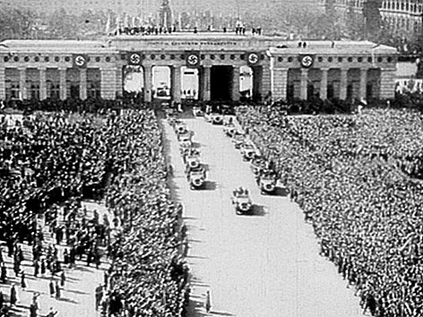 Adolf Hitlers Ankunft am Wiener Heldenplatz, 15.3.1938.