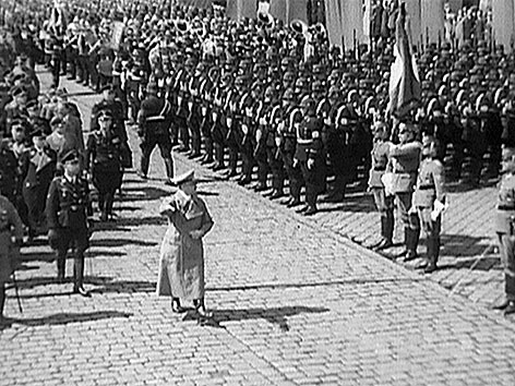 Hitler in der Praterstraße in Wien, 14. März 1938.