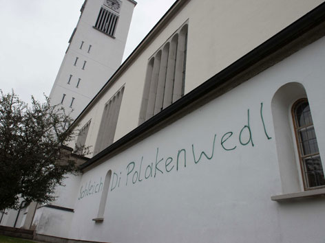 Beschmierung auf Kirche "Schleich di Polakenwedl"