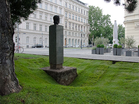 Aktion bei Weinheber-Denkmal am Schillerplatz