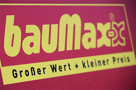 Baumax-Schild