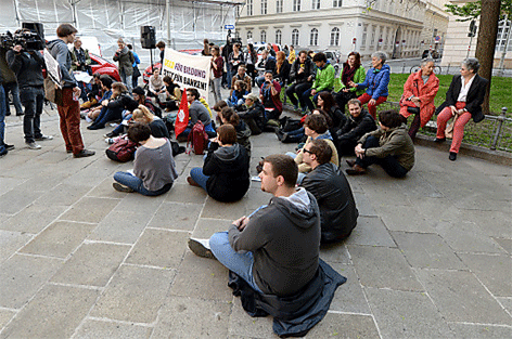 Sitzstreik gegen Kürzungen bei Bildung