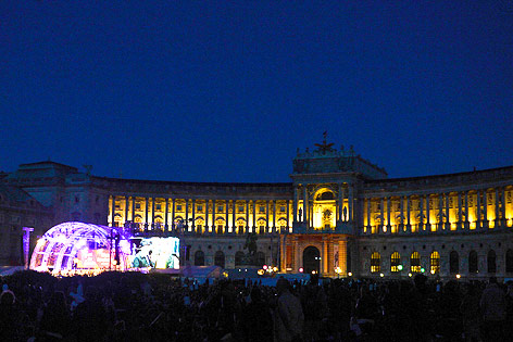 Beleuchtete Hofburg mit Bühne davor