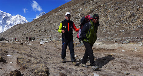 Holzer mit Sherpa am Weg zurück vom Basislager