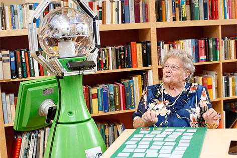 Roboter Henry mit einer alten Frau