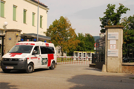 Rettungsauto vor Asyl-Erstaufnahmezentrum Traiskirchen