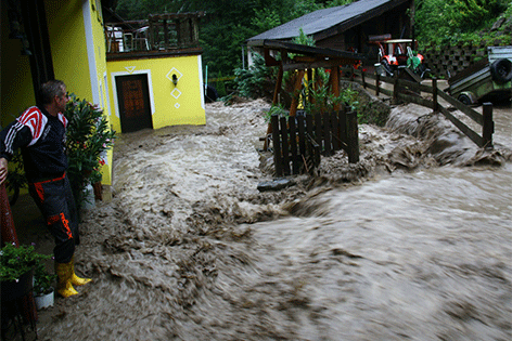 Hochwasser rinnt an Haus vorbei