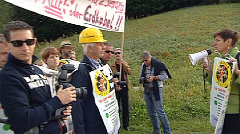 Astrid Rössler mit Fangemeinde und Demonstranten gegen 380 kV Freileitung