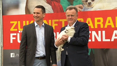 Robert Hergovich und Hans Niessl mit Hund Rico vor SPÖ-Wahlkampfplakat